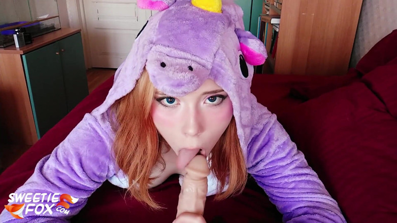 Sweetie Fox: 섹스 토이로 보지를 핑거링하는 유니콘 수트를 입은 귀여운 십대