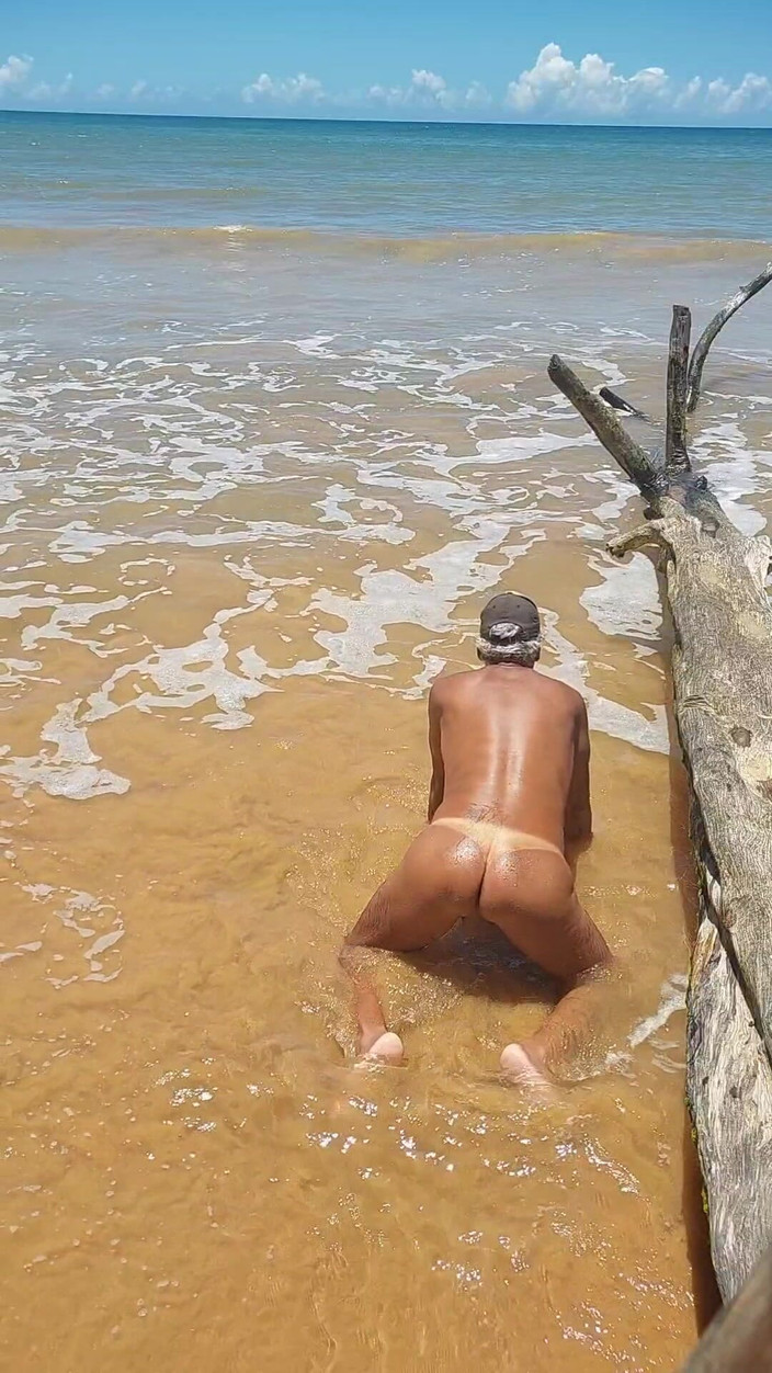 Ladysilvas: Ladysilva pamer pantat bahenol ladysilva di pantai sambil bugil!