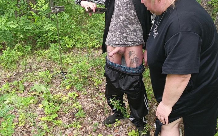 Zona901: 友達が公園で私のペニスをしゃぶって、熱い精液を飲み込む