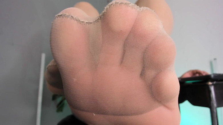 Aline Costa: Footjob Sensuale in Calze Di Nylon Di Aline Costa