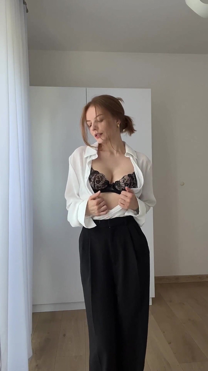 LadyInBad: Sekretaris seksi lagi asik tari striptis dengan perlahan, pamer memek...