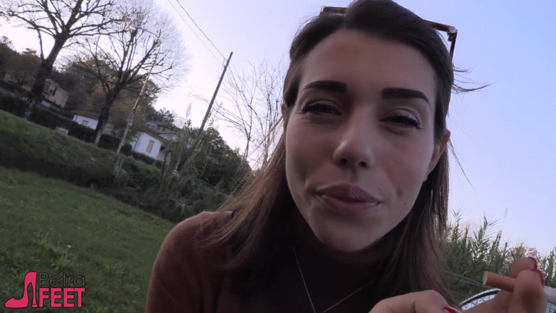 Smokin Fetish: Beauty teen in outdoor smoking