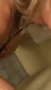 Extra geile blondine schockiert von gloryhole-schwanz
