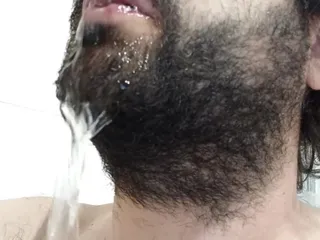 Bardağa uzun süre işiyorum ve kendi çişimi içiyorum