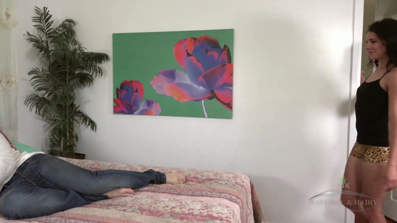 ATK Fans (Hairy): Bu şanslı adam Izzy'nin ateşli boynuzsuz bacaklarına boşalıyor