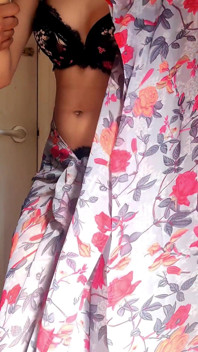 Bini desi India cuckold menikmati batang kawan suami bercakap hindi dan merintih keras