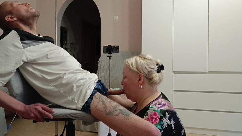 Zona901: Stiefmutter gibt blowjob, um genug sperma zu bekommen