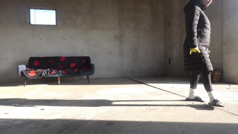 AmayaMori: Моя зведена сестра знаходиться в безлюдному місці в жовтих рукавичках для миття посуду