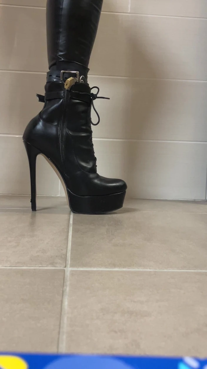 Celiasm: Stokin lateks dibungkus dalam tumit tinggi