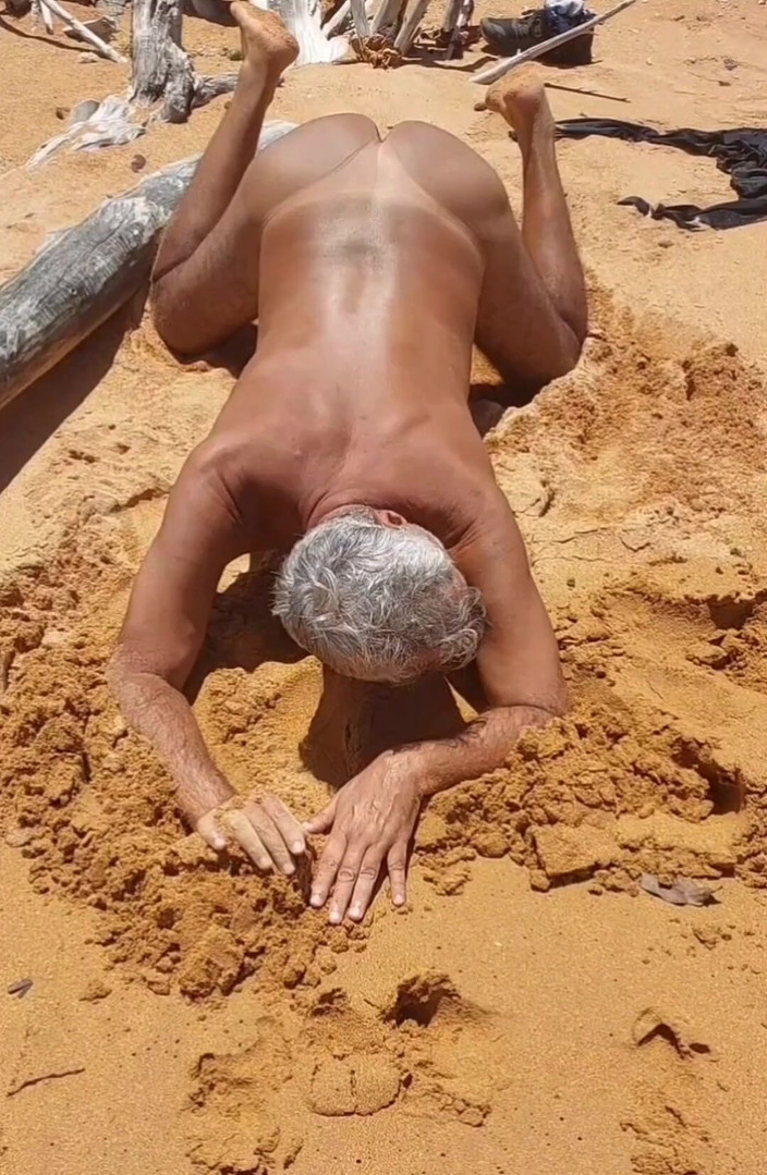 Ladysilvas: 해변에서 핫한 태닝한 엉덩이를 보여주는 Ladysilva