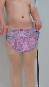 La cabine d’essayage de Sissy Kanisa essaye une nouvelle culotte, une culotte de style japonais, un arc rouge et de la dentelle violet clair