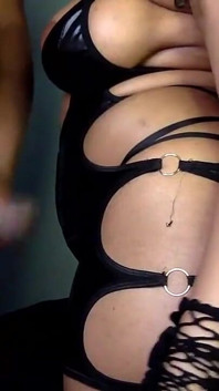 Sexy erotischer schätzchentanz. Beim streicheln von riesigem schwanz