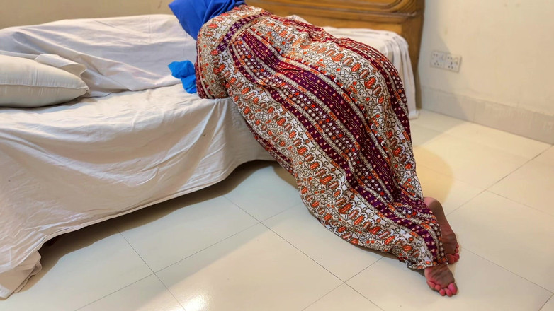 Aria Mia: でかいお尻のホットメイドがベッドの下に閉じ込められてる!