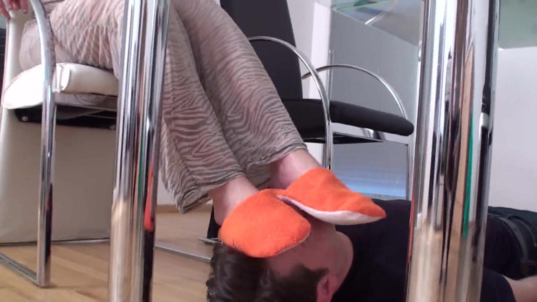 Foot Girls: Pies que huele debajo de una mesa de vidrio