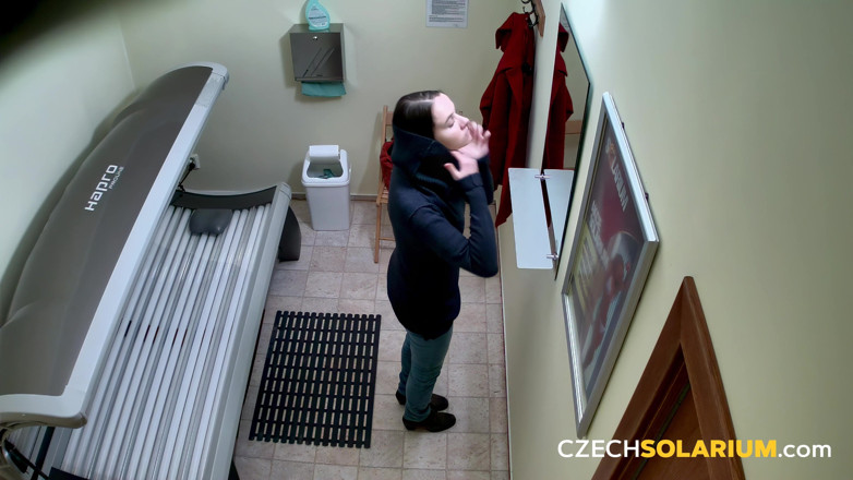 Czech Solarium: Solarium tchèque 30 : une brune aux cheveux longs exhibe toutes les...