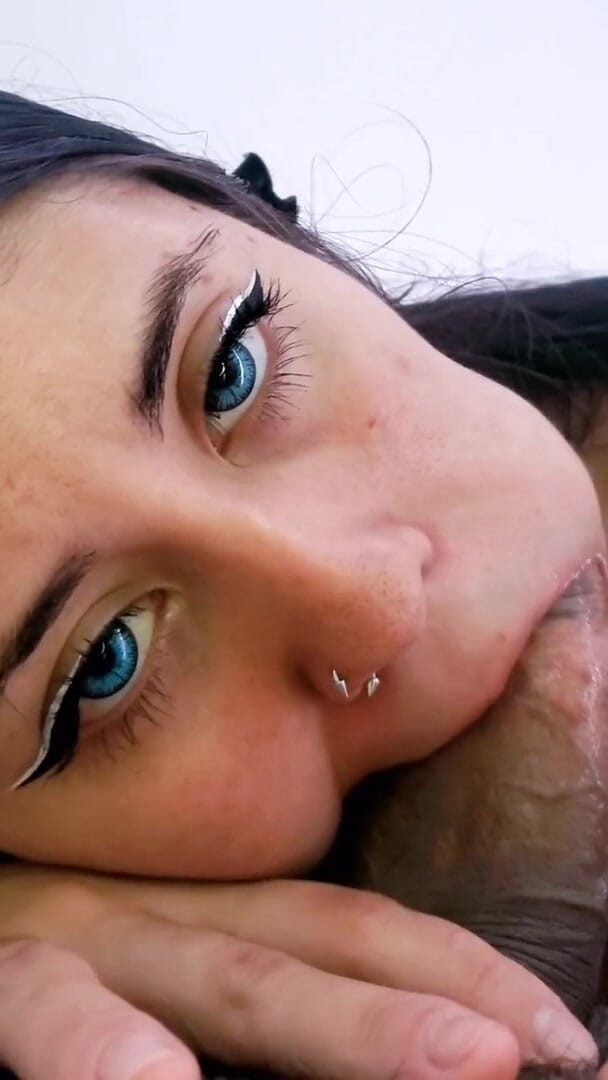 DherlyDoll: 她变得太饥渴了，给我口交，直到她把精液从我身上射出来。