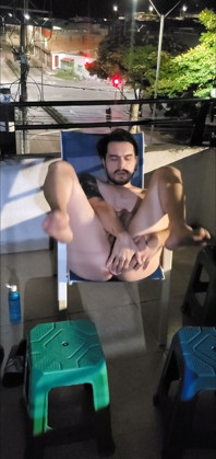 Masturbation risquée sur le balcon et éjaculation