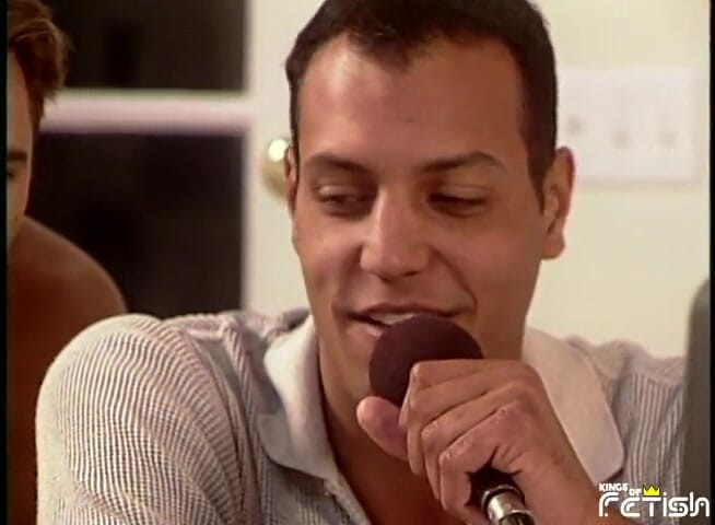 Gay Diaries: Un tip musculos își fute curul partenerei în timp ce șeful și angajata de...