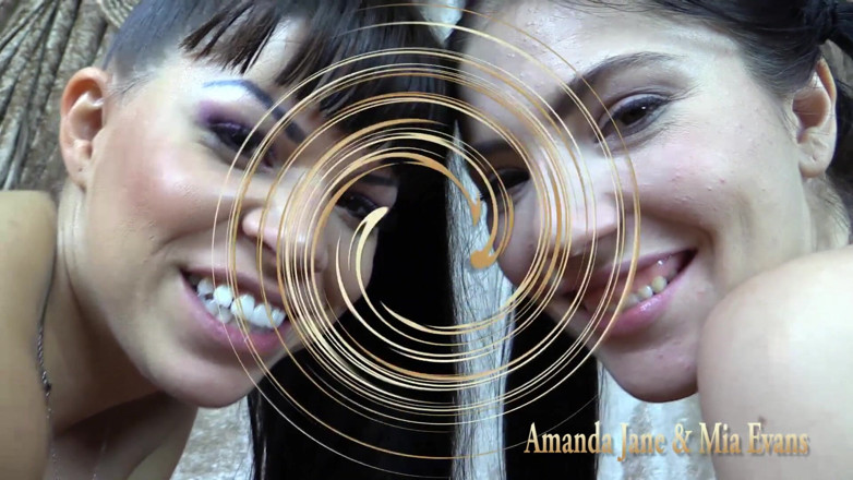 Private Porn Girls: Amanda e Mia - 2 ragazze bisex giocano con se stesse e...