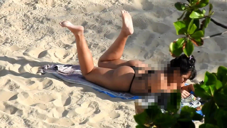 Selma do recife: Bikini hitam memprovokasi lelaki