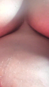 Masajeando mis pequeñas tetas