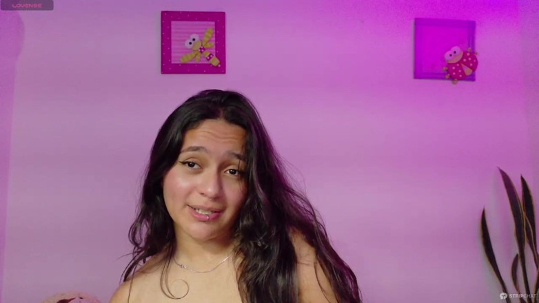 Emilyn Grifs: 카메라에 자위하고 오르가즘을 느끼는 겸둥이 소녀