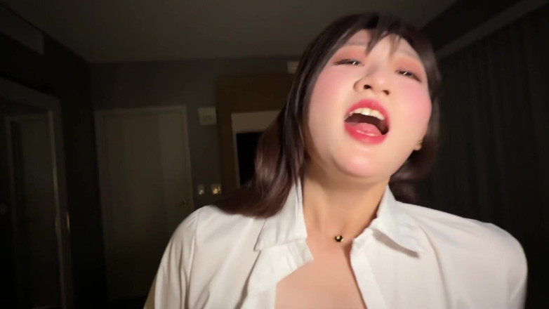 Chloe Lin: Спокушена двома прекрасними колегами у відрядженні! Відкрий кімнату сам і трахай кремпай