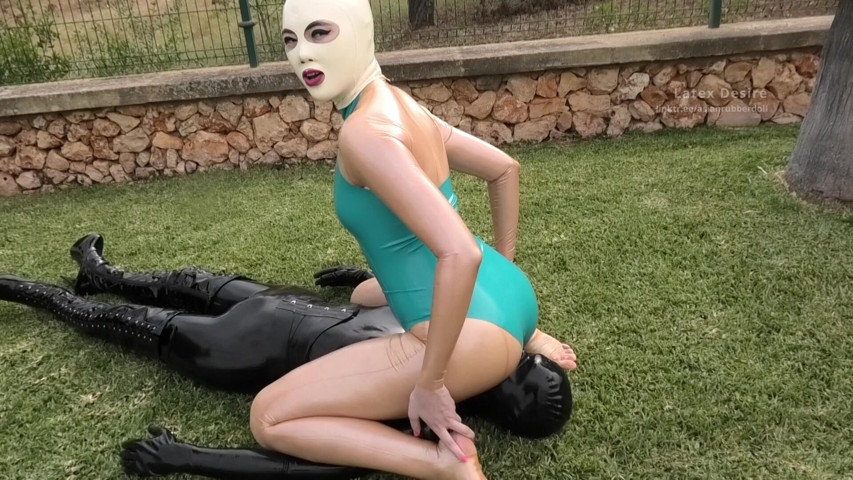 Facesitting on Pussy Doll (Rubberdoll ruby)