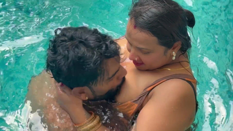 Kamasutra61: India caliente pareja folla en video completo en la piscina -...