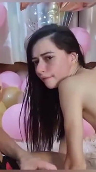 Magrinha menina sofrendo de paus na festa