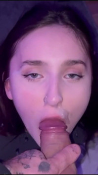 Joyliii Love to Suck and Ride Dick