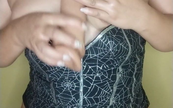 Carla Villalobos: Kåt flickvän sticker anal plug in hennes röv för sin älskare