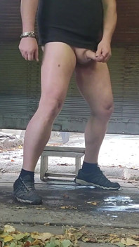 Je me branle la bite dans le garage