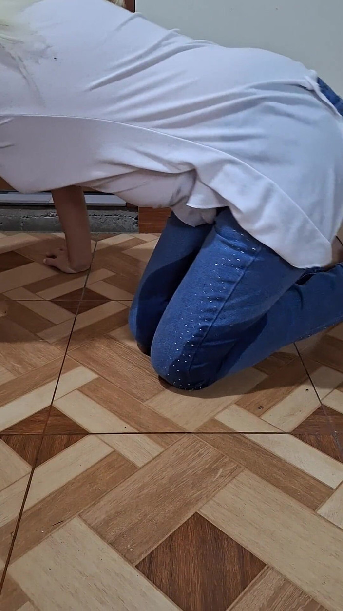 Agnes Swallow: 牛仔裤湿了小便婊子喜欢