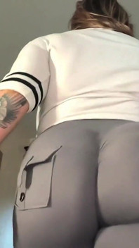 Pantaloni da yoga e camminate sul tapis roulant