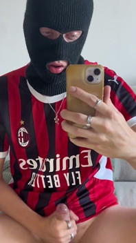 Fratele excitat al lui Ac Milan Fotbalist împușcă încărcătura