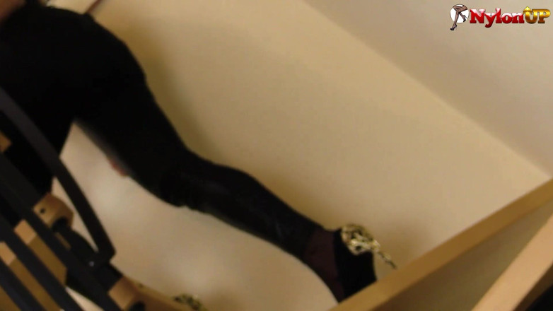 Foot Fetish HD: Alexya and her feets on the stairs