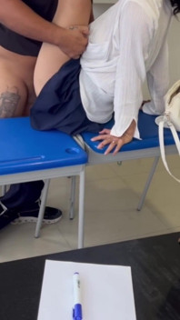Mara sempre chega tarde na sala de aula e fode a professora para fazê-la sair