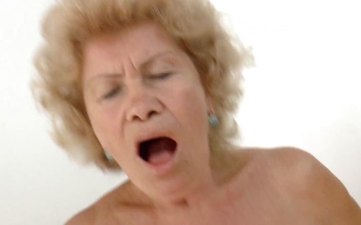 Mature Climax: Пожилая женщина ублажает молодого чувака