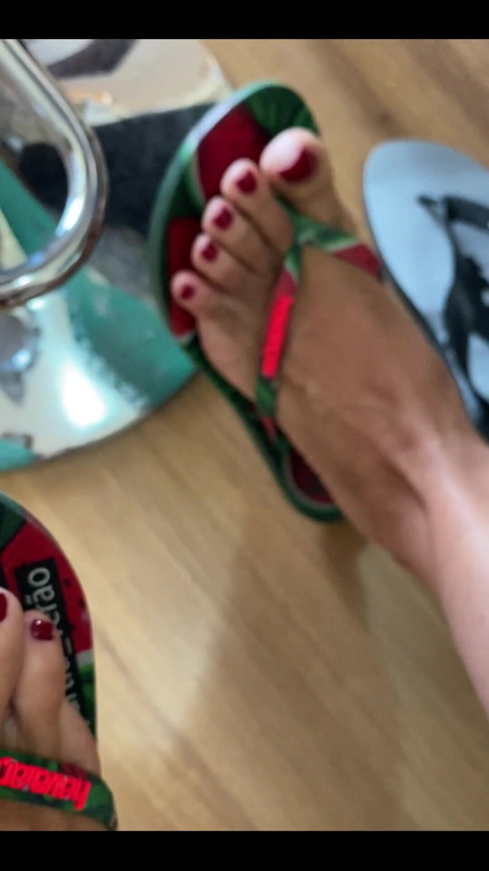 KiffaFeet: Stopy z kolorowymi paznokciami