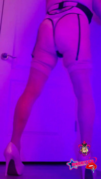 Kat-licious menari sensual dengan hitam & tan teddy, garter belt & pelacur tinggi paha