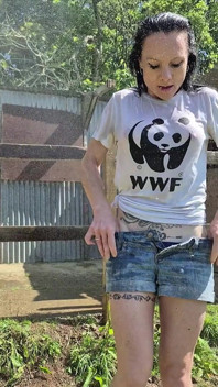 Nasses t-shirt spielzeit - Abkühlen unter einer kalten dusche im freien