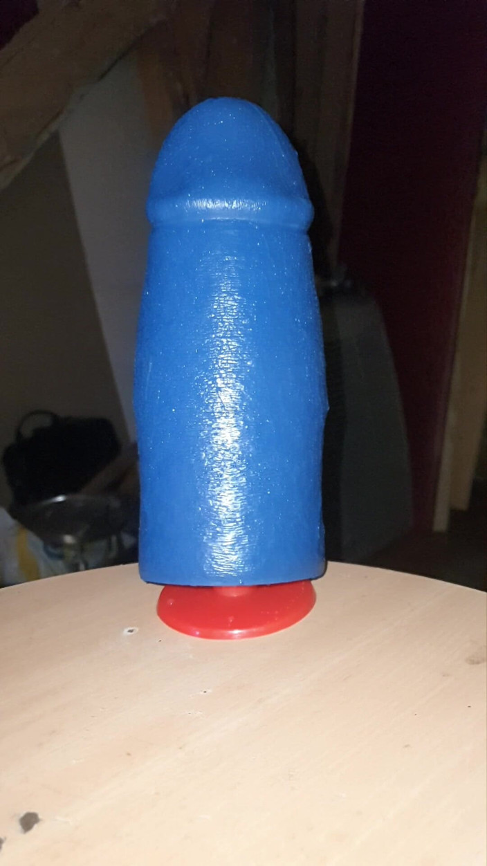 Analass: Ik berijd een dildo, natuurlijk, blauw, enorm