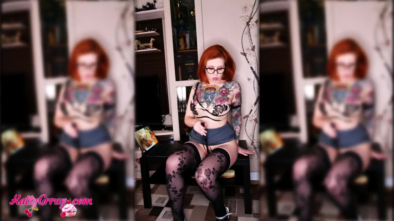 Katty Grray: Profesoara excitată în ciorapi suge vibratorul și se lovește în cur cu biciul