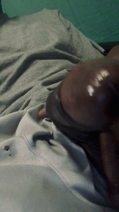 Chocolate Meat Stick: Grande cazzo nero che esce dai pantaloncini e dell'intimo Grandi...