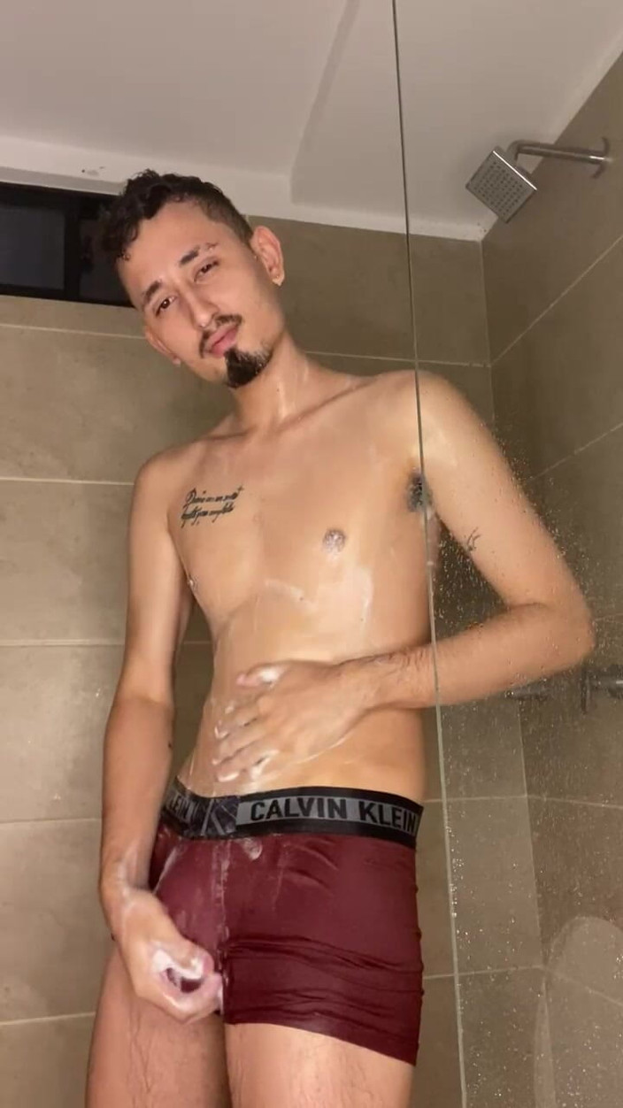 Enzo: Doccia e Sperma