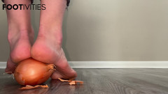 footivities: 脚压碎洋葱 4K 脚 视频 第一人称视角