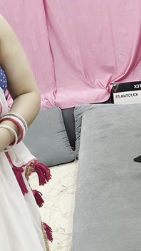 Alisha si cewek sange ini lagi asik nyepong kontol tukang listrik dan dientot habis-habisan