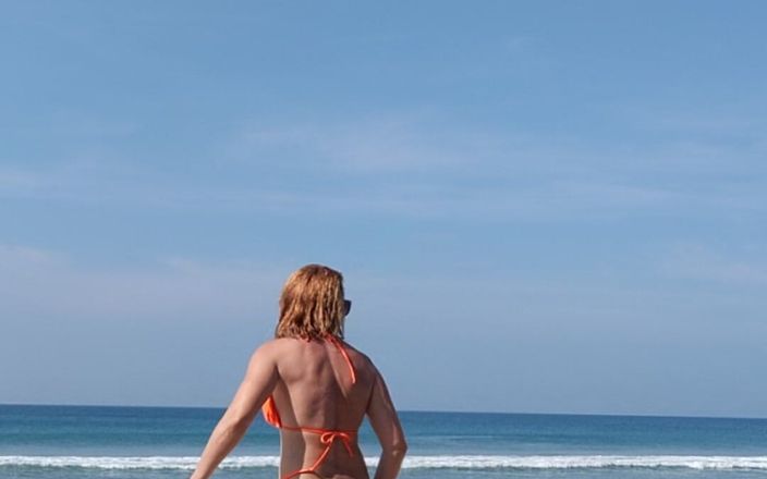 Real fun &amp; fetish: कमीने का सपना: समुद्र तट पर मूत रही लड़की को पकड़ने के लिए।