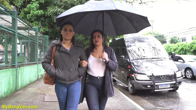 My Bang Van: Kurvige MILFs für anal-bang-van-orgie abgeholt